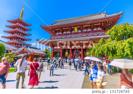 日本の東京都市景観インバウンド続く…まるで異国…外国人観光客らで賑わう浅草寺 131726785