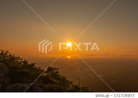 宝満山の山頂から望む夕日 宝満山の山頂から望む夕日 131726853