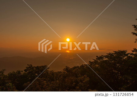 宝満山の山頂から望む夕日 131726854