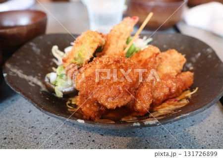 サクサク衣の揚げ物盛り合わせとキャベツ添え 131726899