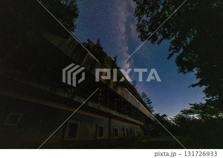山に取り残された廃ホテルと星空 山に取り残された廃ホテルと星空 131726933
