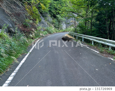 山道に落ちていた大きく危険な落石 131726969