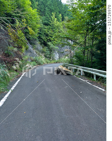 山道に落ちていた大きく危険な落石 山道に落ちていた大きく危険な落石 131726970