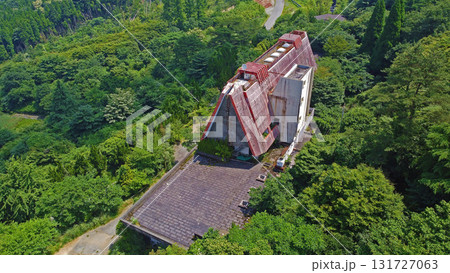 山に取り残された廃ホテルのドローン空撮 131727063