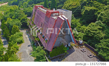 山に取り残された廃ホテルのドローン空撮 山に取り残された廃ホテルのドローン空撮 131727066