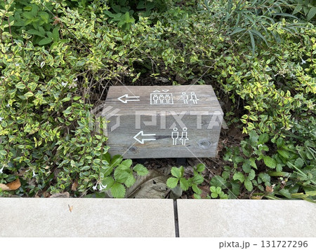 トイレのサイン 131727296