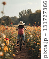 美しい花畑で自転車に乗る女の子 131727366