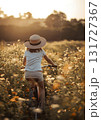 美しい花畑で自転車に乗る女の子 131727367