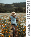 美しい花畑で自転車に乗る女の子 131727368
