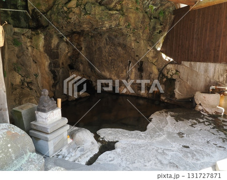 岩肌に湧く祈り ― 杖立温泉・元湯の洞窟湯殿 岩肌に湧く祈り ― 杖立温泉・元湯の洞窟湯殿 131727871