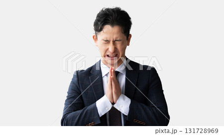 お願い・謝るポーズの男性ビジネスマン 131728969