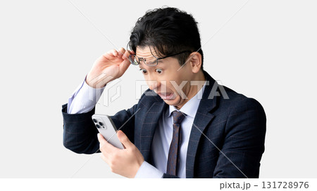 スマートフォンを見て驚く男性ビジネスマン 131728976