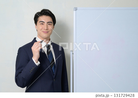 ホワイトボードの前でプレゼンをする男性 131729428