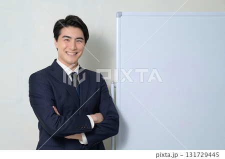 ホワイトボードの前でプレゼンをする男性 131729445
