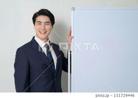 ホワイトボードの前でプレゼンをする男性 131729446