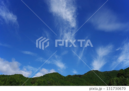 里山の爽やかな秋の空 131730670