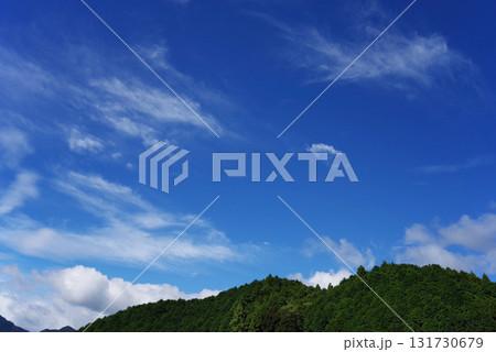 里山の爽やかな秋の空 131730679