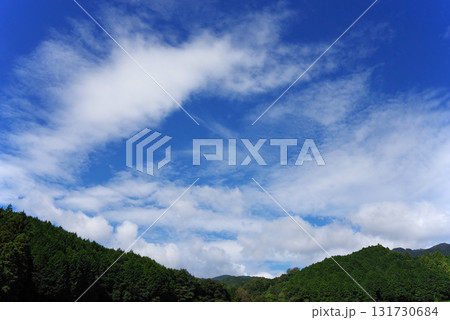 里山の爽やかな秋の空 131730684