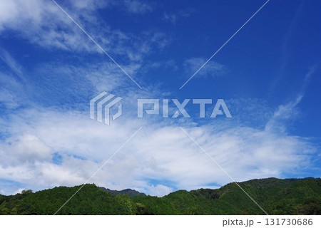 里山の爽やかな秋の空 131730686