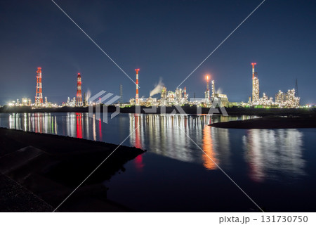 四日市の工場夜景《焼津突堤より望む塩浜地区 昭和四日市石油》 131730750