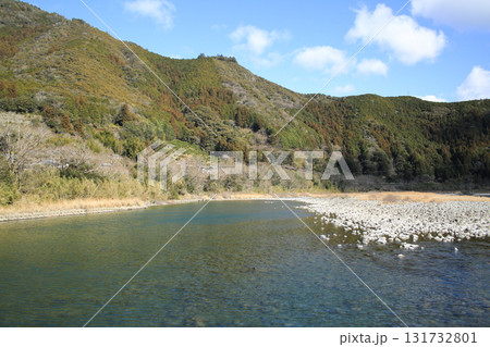 高知県越知町 片岡沈下橋から見た仁淀川 高知県越知町 片岡沈下橋から見た仁淀川 131732801