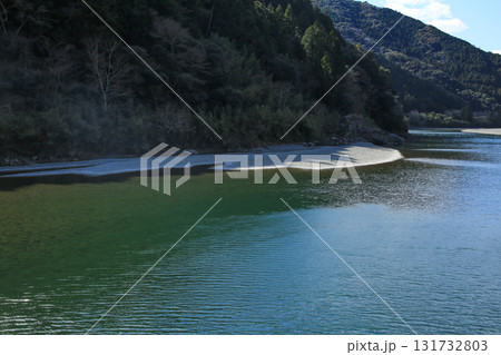 高知県越知町　片岡沈下橋から見た仁淀川 131732803