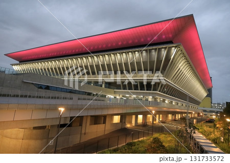 ライトアップされた東京アクアティクスセンター(東京都江東区) ライトアップされた東京アクアティクスセンター(東京都江東区) 131733572