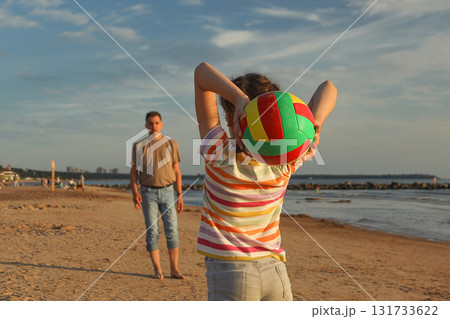 Girl swung at her dad to throw ball on beach 131733622