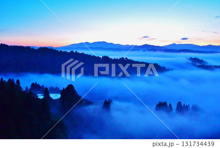 幻想的・神秘的な越後里山雲海朝焼けの夜明け 131734439