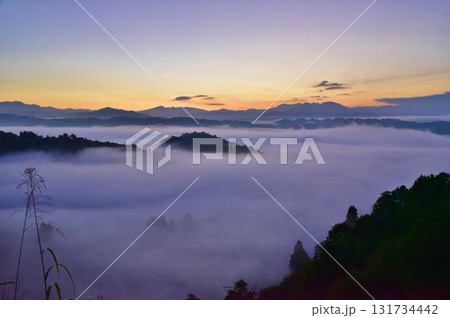 幻想的・神秘的な越後里山雲海朝焼けの夜明け 幻想的・神秘的な越後里山雲海朝焼けの夜明け 131734442