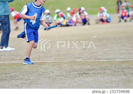 小学校の運動会(バトンリレー)01 小学校の運動会(バトンリレー)01 131734696