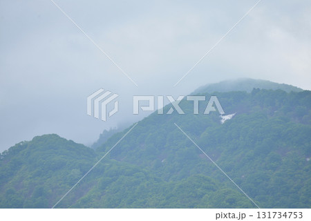 雨雲が垂れ込める山頂01 雨雲が垂れ込める山頂01 131734753