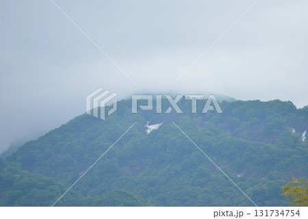 雨雲が垂れ込める山頂02 雨雲が垂れ込める山頂02 131734754