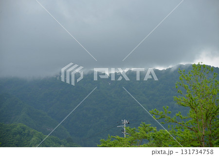 雨雲が垂れ込める山頂05 雨雲が垂れ込める山頂05 131734758