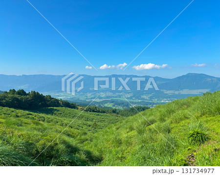 南阿蘇村から望む阿蘇外輪山 131734977