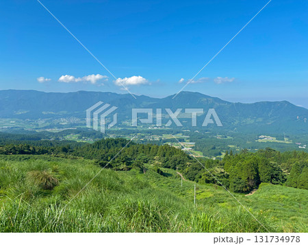 南阿蘇村から望む阿蘇外輪山 131734978
