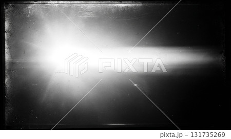 ライトリークとスクラッチが入ったフィルム風グランジ背景 131735269