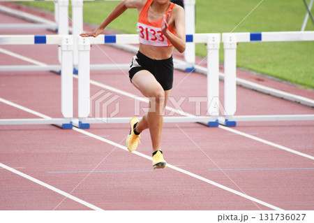 フィニッシュする陸上選手 131736027