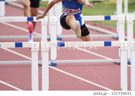 ハードルを飛び越える陸上選手 ハードルを飛び越える陸上選手 131736031