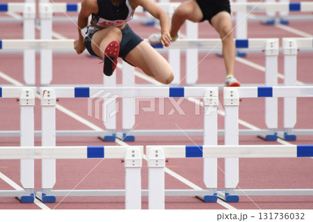 ハードルを飛び越える陸上選手 131736032