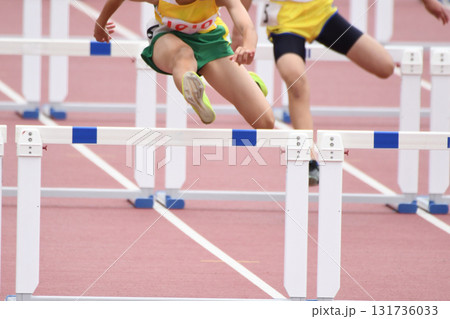 ハードルを飛び越える陸上選手 131736033