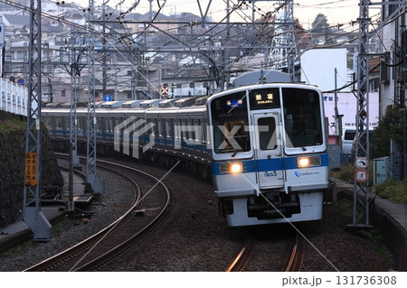 夕闇の多摩丘陵を背景にヘッドライトを灯して疾走する小田急1000形電車_2010/12/14撮影 夕闇の多摩丘陵を背景にヘッドライトを灯して疾走する小田急1000形電車_2010/12/14撮影 131736308