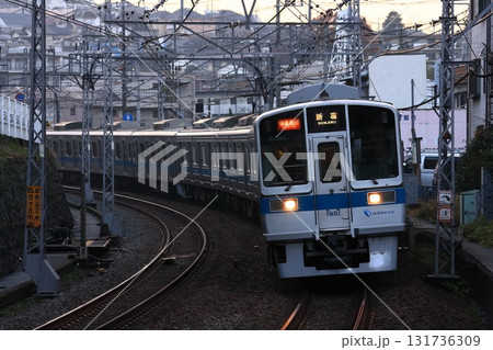 夕闇の多摩丘陵を背景にヘッドライトを灯して疾走する小田急1000形電車_2010/12/14撮影 131736309