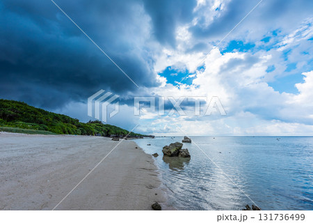 雨雲の迫る多良間島のビーチ 131736499