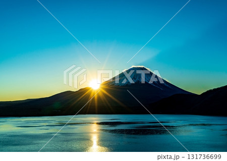 本栖湖から見た初日の出 131736699