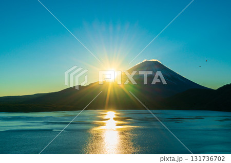 本栖湖から見た富士山にかかる初日の出 131736702