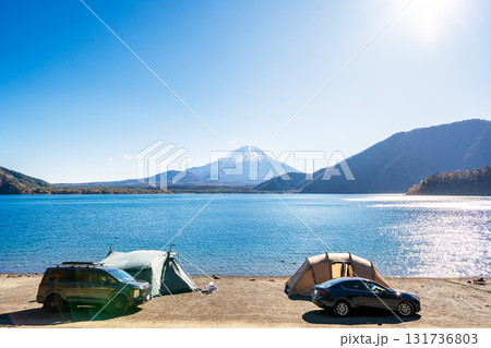 「山梨県」本栖湖畔のキャンプ場の風景 131736803