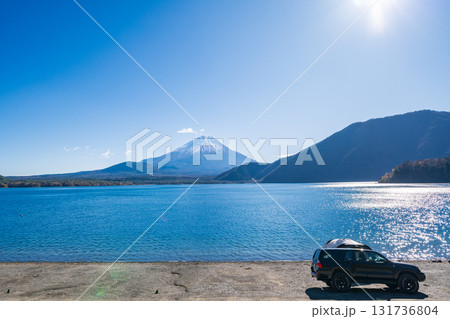 「山梨県」本栖湖畔のキャンプ場の風景 131736804