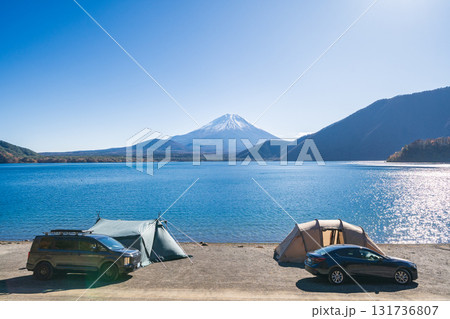 「山梨県」本栖湖畔のキャンプ場の風景 131736807