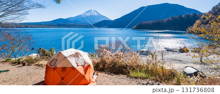 「山梨県」本栖湖畔のキャンプ場の風景 「山梨県」本栖湖畔のキャンプ場の風景 131736808